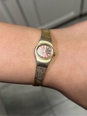 Vintage Pulsar by Seiko Y481-6240 Women’s Red Dial Gold Tone Quartz Watch 17mm